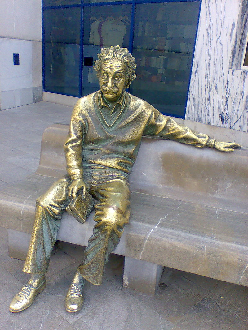 Estatua de Einstein en el Parque de las Ciencias de Granada